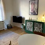 Cozy Apartment Close To City And Parks